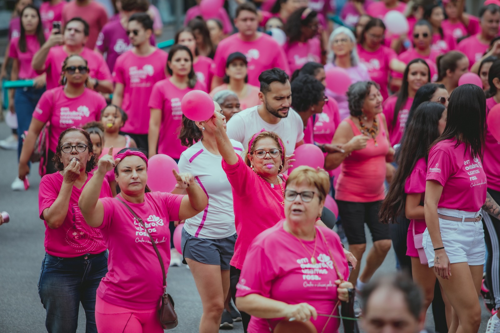 Caminhada das mulheres promove conscientização sobre o câncer de mama